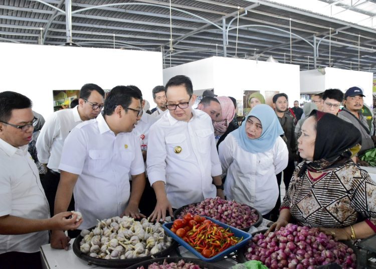 Kepala Badan Pangan Nasional RI/National Food Agency (NFA), Arief Prasetyo bersama Pj Gubernur Jawa Timur Adhy Karyono di Pasar Nambangan Surabaya.
