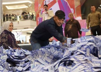 Wali Kota Surabaya Eri Cahyadi mengambil undian pada penutupan  Surabaya Shopping Festival 2024 di Atrium Galaxy Mal.