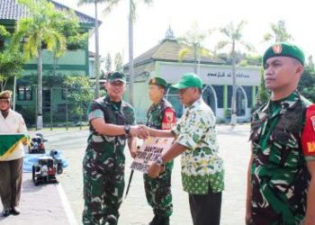 Penyerahan secara simbolis Brigade Alat dan Mesin Pertanian (Alsintan) program Ketahanan Pangan Kementerian Pertanian di Kodim Bojonegoro.