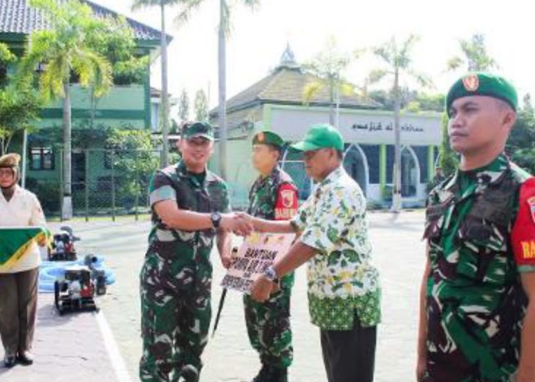 Penyerahan secara simbolis Brigade Alat dan Mesin Pertanian (Alsintan) program Ketahanan Pangan Kementerian Pertanian di Kodim Bojonegoro.
