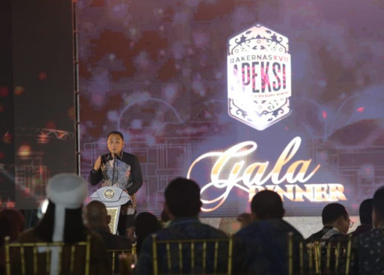 Eri Cahyadi dalam gala dinner Rapat Kerja Nasional (Rakernas) XVII Asosiasi Pemerintah Kota Seluruh Indonesia di Balikpapan.