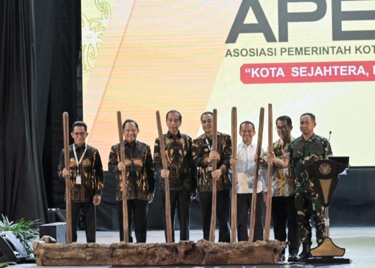 Ketua APEKSI Eri Cahyadi bersama Presiden Jokowi Widodo dalam pembukaan Rapat Kerja Nasional XVII APEKSI tahun 2024 di Kota Balikpapan.