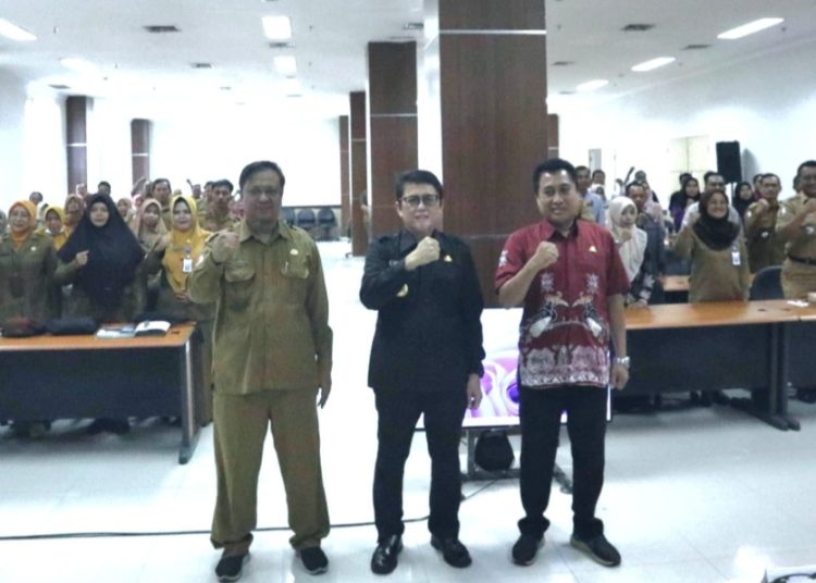Pj Bupati Bojonegoro Adriyanto (tengah) dalam kegiatan sosialisasi program Jawa Timur Pemberdayaan Usaha Perempuan (Jatim Puspa), Pemberdayaan BUM Desa dan Desa Berdaya Provinsi Jawa Timur di Kabupaten Bojonegoro tahun 2024.
