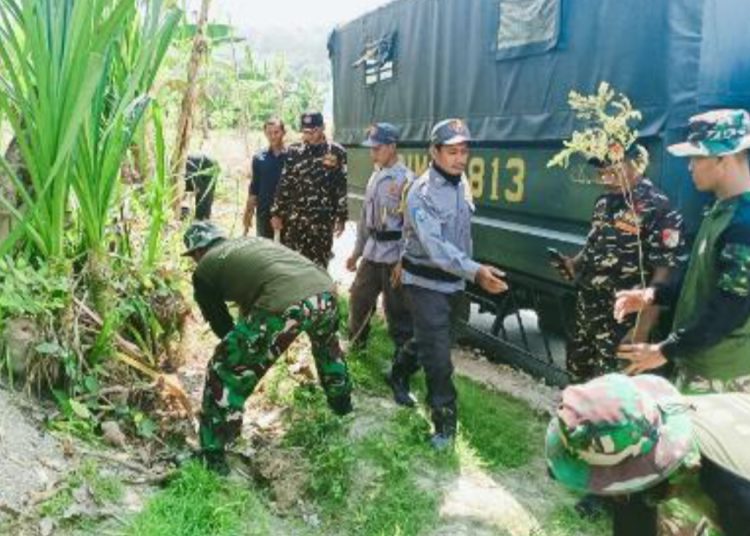 Penanaman pohon oleh Satgas TNI Manunggal Membangun Desa atau TMMD ke- 120 Kodim 0813 Bojonegoro di Desa Napis, Kecamatan Tambakrejo, Bojonegoro.