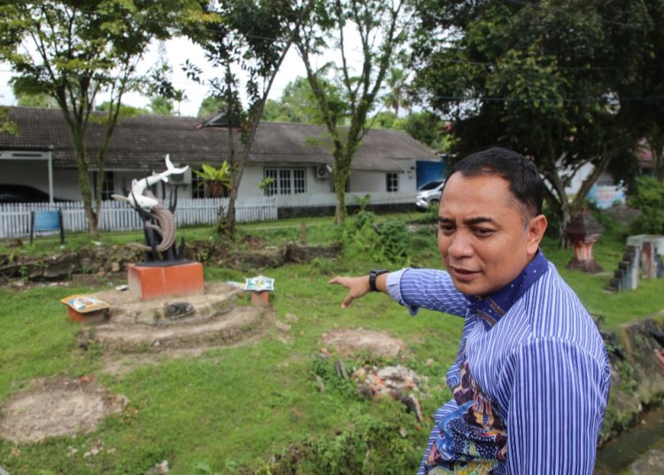 Wali Kota Surabaya Eri Cahyadi saat mengunjungi Tugu Surabaya di Jalan Ahmad Yani, Kecamatan Balikpapan Selatan, Balikpapan.