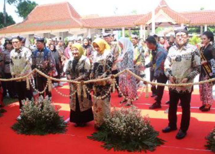Pembukaan Pekan Batik Daerah Budaya Bangsa di Alun-Alun Bojonegoro.
