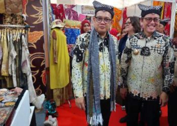 Pj Gubernur Jatim Adhy Karyono saat meninjau stan pameran pada Pekan Batik Daerah Budaya Bangsa di Alun-Alun Bojonegoro.