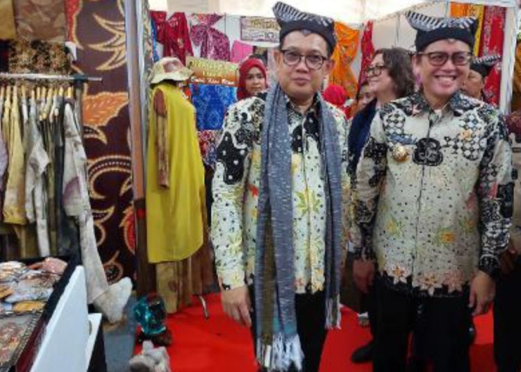 Pj Gubernur Jatim Adhy Karyono saat meninjau stan pameran pada Pekan Batik Daerah Budaya Bangsa di Alun-Alun Bojonegoro.