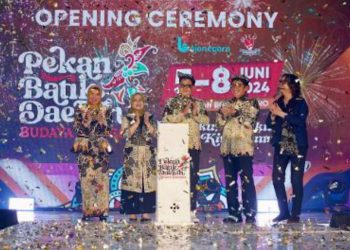 Kegiatan opening ceremony Pekan Batik Daerah Budaya Bangsa yang digelar oleh Pemkab Bojonegoro di Alun-Alun Bojonegoro.