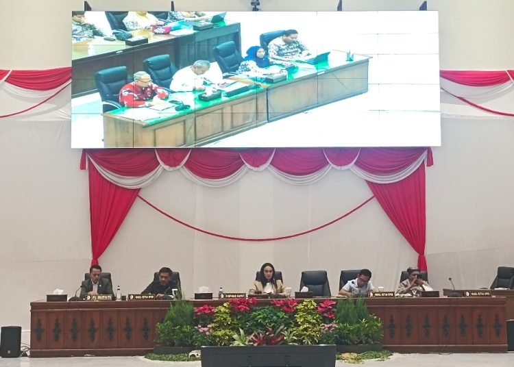 Rapat dengar pendapat yang membahas pengaduan warga tentang saluran air irigasi di DPRD Bojonegoro.