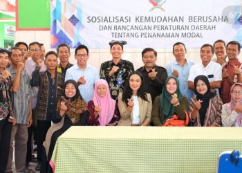 Foto bersama di sela sosialisasi kemudahan berusaha di kantor Kecamatan Kapas, Bojonegoro.