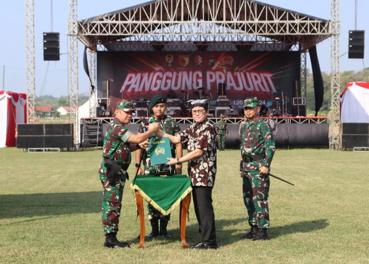Pj Bupati Bojonegoro Adriyanto bersama Pangdam V Brawijaya Mayjen Pangdam V Brawijaya Mayjen Rafael Granada Baay pada penutupan TMMD di lapangan Desa Napis, Kecamatan Tambakrejo, Bojonegoro.