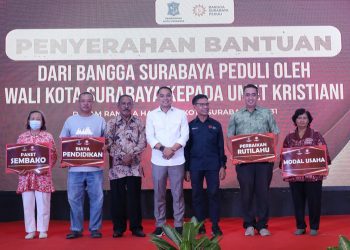 Wali Kota Surabaya Eri Cahyadi dalam penyerahan bantuan kepada jemaat nasrani Oikumene di Graha Sawunggaling.