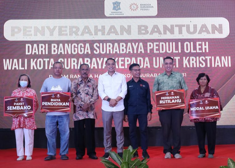 Wali Kota Surabaya Eri Cahyadi dalam penyerahan bantuan kepada jemaat nasrani Oikumene di Graha Sawunggaling.