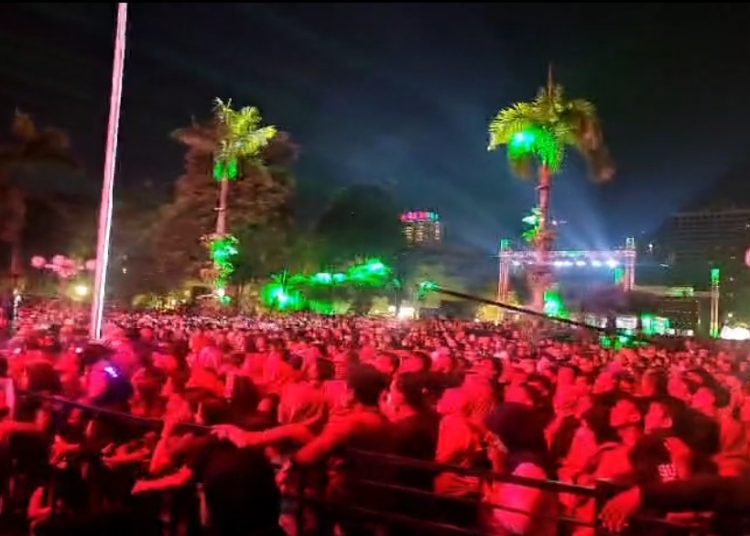 Konser puncak Hari Jadi Kota Surabaya ke-731 di halaman Balai Kota dihadiri ribuan warga.