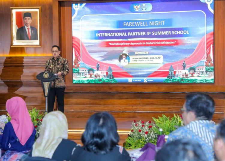 Pj Gubernur Jawa Timur Adhy Karyono dalam gala dinner dengan para peserta The 4th Summer School.