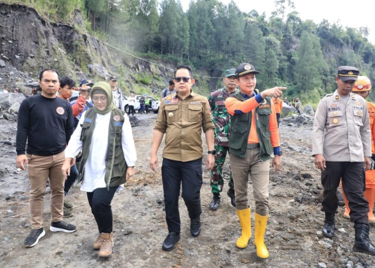 Pj Gubernur Jawa Timur Adhy Karyono meninjau area bencana longsor di Dusun Supit, Desa Pronojiwo, Kecamatan Pronojiwo, Kabupaten Lumajang.
