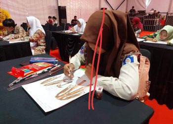Para peserta menggarap lomba desain ilustrasi fashion dalam rangkaian Pekan Batik Daerah yang digelar di Alun-Alun Bojonegoro.