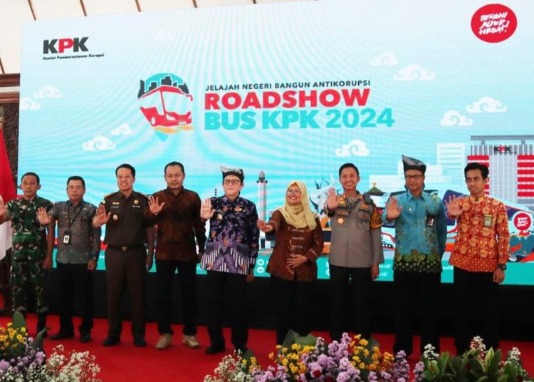 Kegiatan penyambutan Roadshow Bus KPK di Pendopo Malowopati saat tiba di Bojonegoro.