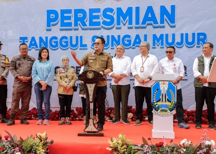 Pj Gubernur Jatim Adhy Karyono meresmikan tanggul Sungai Mujur dan Jembatan Mujur II Kelopo Sawit di Desa Kloposawit, Kecamatan Candipuro, Kabupaten Lumajang.