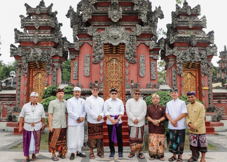 Foto bersama di sela ground breaking gedung Sekretariat Bersama Kelembagaan Hindu Jawa Timur di Pura Segara Komplek TNI AL Kenjeran Surabaya.