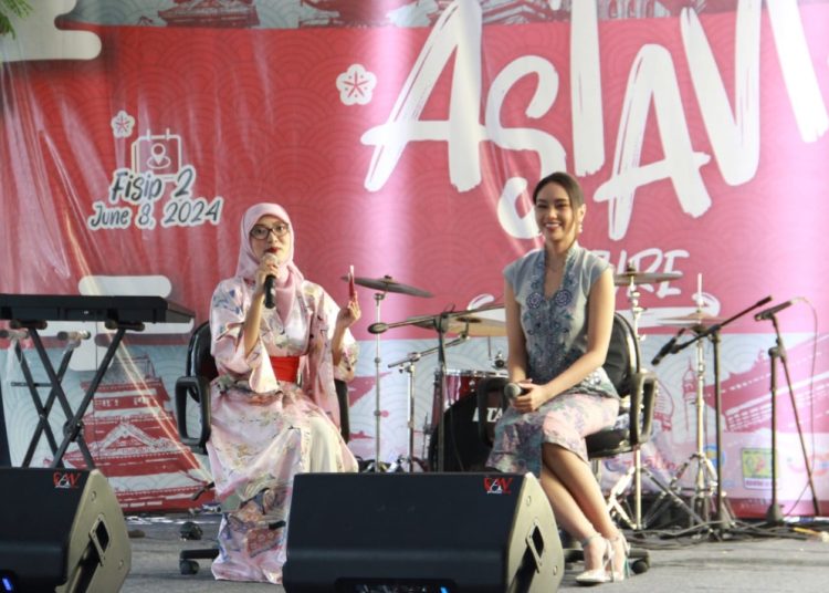 Puteri Indonesia Lingkungan 2023 Yasinta Aurellia menghadiri Communication Festival 2024 di halaman gedung FISIP 2 kampus UPN Veteran Jatim.