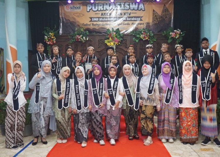 Para siswa kelas IX angkatan ke-14 di SMP Kreatif Muhammadiyah 18 Surabaya.