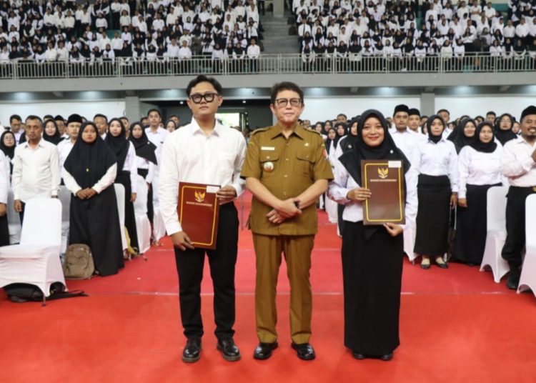 Pj Bupati Bojonegoro Adriyanto pada penyerahan SK Pegawai Pemerintah dengan Perjanjian Kerja di GOR Bojonegoro.