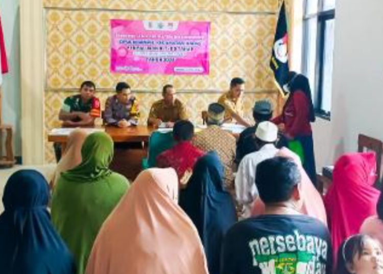 Penyaluran Bantuan Langsung Tunai Dana Desa tahap II tahun 2024 di Balai Desa Ngampel, Kecamatan Kapas, Bojonegoro.