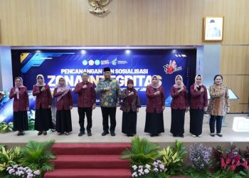 Foto bersama di sela acara pencanangan Zona Integritas (ZI) serentak di tujuh fakultas UPN Veteran Jawa Timur