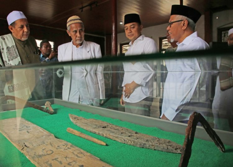 Wali Kota Surabaya Eri Cahyadi saat meresmikan Langgar Gipo (Musala Bani Gipo) di Jalan Kalimas Udik 1/51, Surabaya sebagai bangunan cagar budaya.