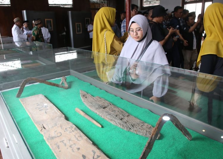 Pengunjung melihat benda peninggalan yang dipajang di museum di lantai dua Langgar Gipo (Musala Bani Gipo) di Jalan Kalimas Udik 1/51, Surabaya.