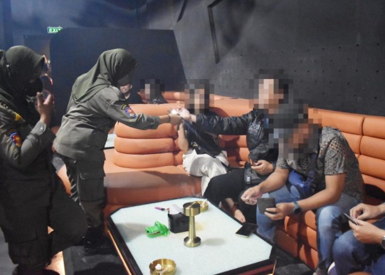 Razia di salah satu tempat Rekreasi Hiburan Umum di Surabaya.