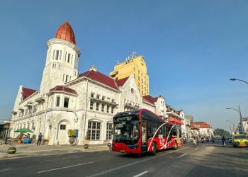 Suroboyo Bus melintas di kawasan Kota Lama. Transportasi publik ini menjadi salah satu moda transportasi yang bisa digunakan pengunjung menuju kawasan wisata sejarah di Kota Pahlawan.