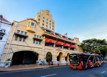Moda transportasi Suroboyo Bus melintas di Jalan Rajawali Surabaya.