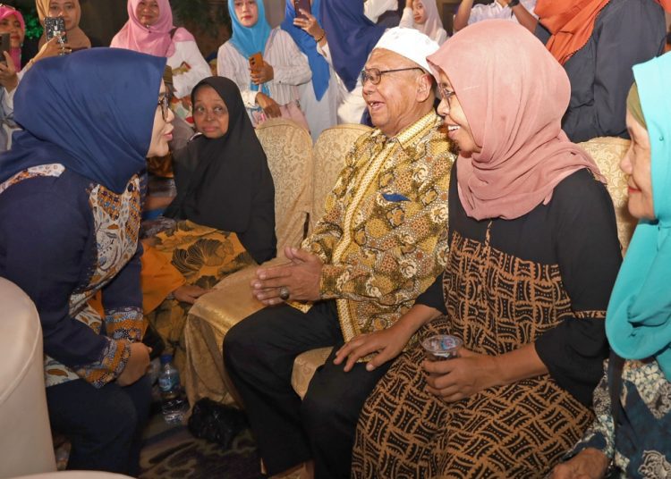 Ketua PKK Surabaya Rini Indriyani berbincang dengan pasutri pada pembekalan bagi peserta Isbat Nikah Lontong Kupang di Empire Palace.