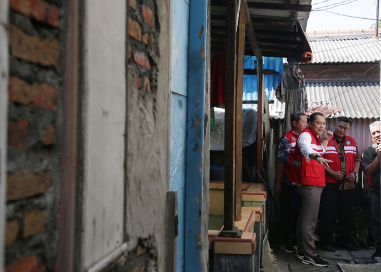 Wali Kota Surabaya Eri Cahyadi saat mengecek pembangunan yang menggunakan dakel di Kelurahan Karangpilang, Kecamatan Karangpilang.