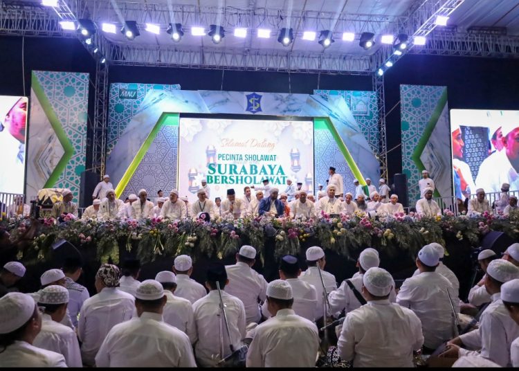 Kegiatan Surabaya Bersalawat yang digelar di halaman Stadion Gelora Bung Tomo.