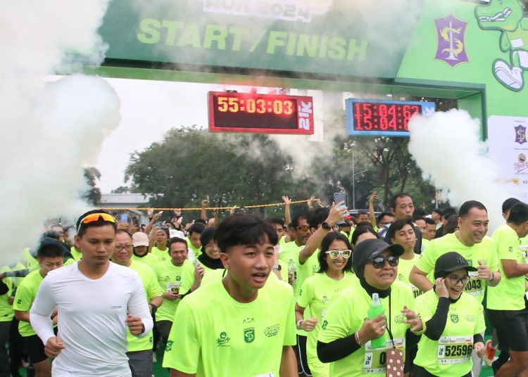 Para peserta Green Force Run berangkat dari garis start di kawasan monumen Tugu Pahlawan Surabaya.