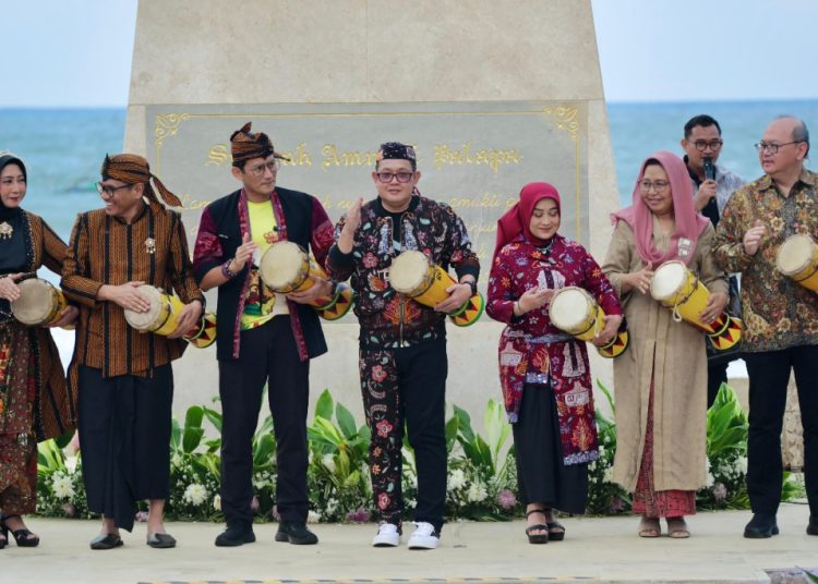 Penabuhan Reog Kendang khas Tulungagung menjadi tanda dibukanya East Java Fashion Harmony 2024.
