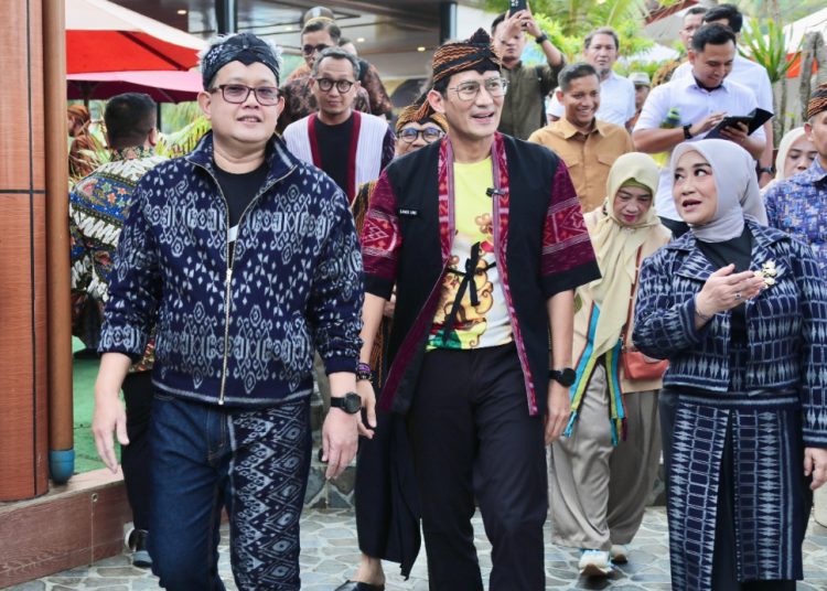 Pj Gubernur Jatim Adhy Karyono mendampingi Menparekraf Sandiana Uno menghadiri East Java Fashion Harmony di Tulungagung.