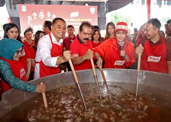 Wali Kota Surabaya Eri Cahyadi bersama Inul Daratista masak bakso di halaman Balai Kota Surabaya.