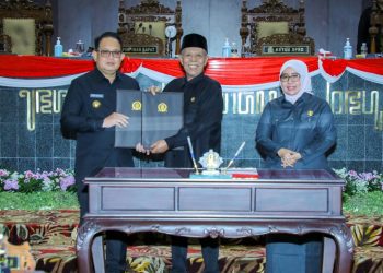 Penyerahan berita acara persetujuan Rancangan Perda tentang Pertanggungjawaban Pelaksanaan APBD Provinsi Jawa Timur Tahun Anggaran 2023 di DPRD Provinsi Jawa Timur.