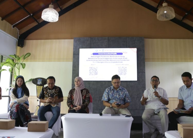 Forum konsultasi publik di auditorium Kebun Raya Mangrove Gununganyar Surabaya untuk menghimpun saran dan masukan  sebelum menetapkan dua rancangan Perwali tentang perlindungan anak.
