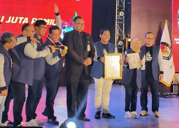 Penyerahan rekor MURI kepada KPU Jatim atas coklit satu juta pemilih pada Gebyar Coklit Serentak Satu Juta Pemilih untuk Pemilihan Gubernur dan Wakil Gubernur, Bupati dan Wakil Bupati, serta Wali Kota dan Wakil Wali Kota tahun 2024 di Hotel Majapahit Surabaya.