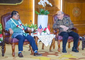 Wakil Menteri Pendidikan Tinggi Malaysia Datuk Ts. Mustapha Sakmud bersama  Pj Sekretaris Daerah Provinsi Jawa Timur Bobby Soemiarsono