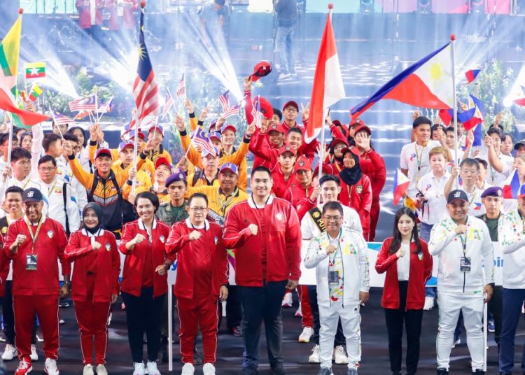 Pembukaan pembukaan 21st ASEAN University Games (AUG) tahun 2024 di Universitas Negeri Surabaya Basketball Sport Centre Surabaya.
