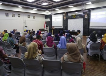 Suasana review terkait Pelayanan Posyandu Keluarga untuk Lansia di ruang rapat Majapahit, kantor Badan Perencanaan Pembangunan Daerah, Penelitian dan Pengembangan Surabaya.