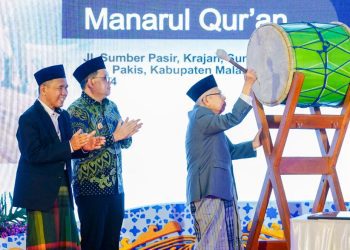 Wakil Presiden Ma'ruf Amin memukul beduk sebagai tanda peresmian gedung Yayasan Pendidikan dan Sosial (YPS) Asy Syadzili, Graha Manarul Qur'an dan Gedung SMK NU Sunan Ampel. Sekaligus membuka gelaran Halaqoh se-Jatim di Ponpes Salaf Al Qur'an Asy Syadzili.