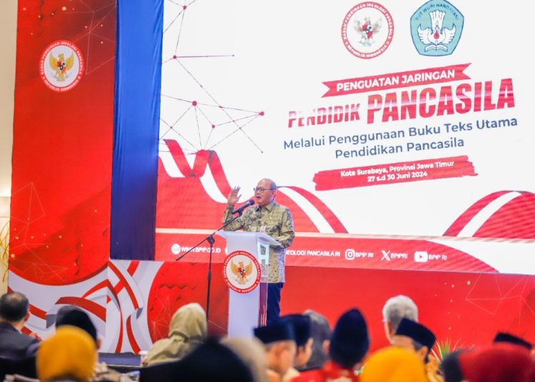 Pj Sekdaprov Jatim Bobby Soemiarsono pada acara Penguatan Jaringan Pendidikan Pancasila melalui Penggunaan Buku Teks Utama Pendidikan Pancasila di Shangri-La Hotel Surabaya.